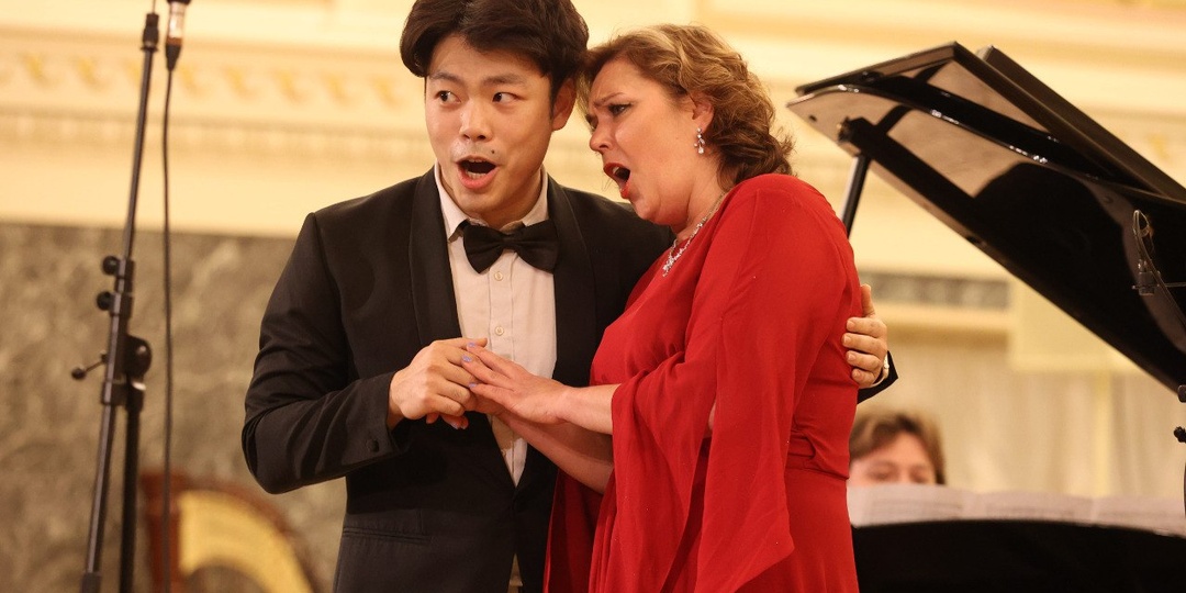 "С красным дипломом окончила нашу Консерваторию и уже 25 лет являюсь артисткой хора Капеллы":