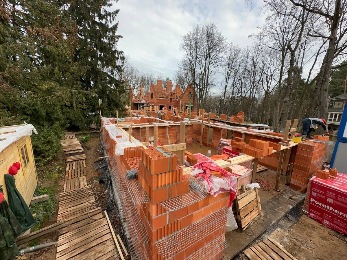 Строительство объекта "Дом 1". На начало ноября ведется кладка 12-го ряда кирпичей