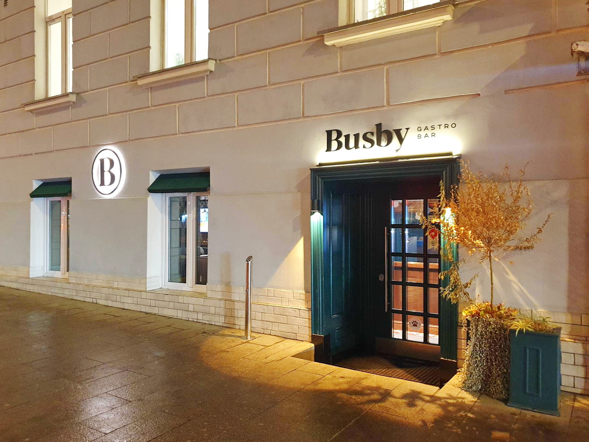 Вход в ресторан-бар-паб Busby