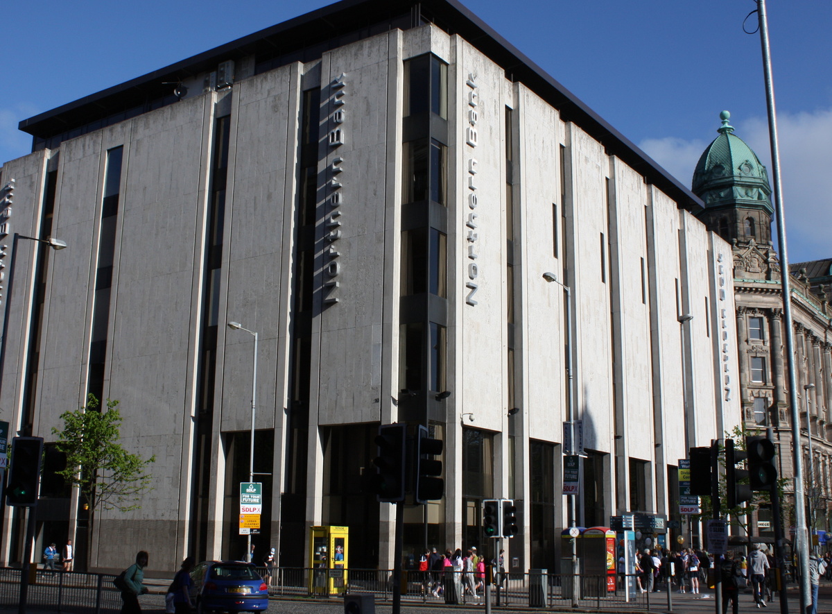 Вход в головной офис Northern Bank. Днём тут суета инкассации, ночью — идеальная декорация для «невидимого» вывоза наличности.