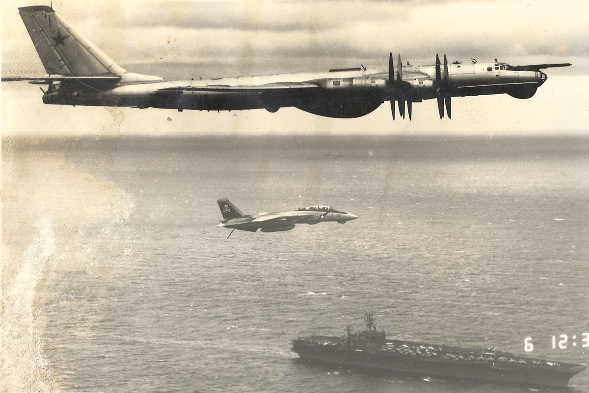 Советский морской разведчик-целеуказатель Туполев Ту-95РЦ проходит над американским авианосцем «Теодор Рузвельт»
Самолет Ту-95РЦ над нейтральными водами в сопровождении F-14 из VF-84