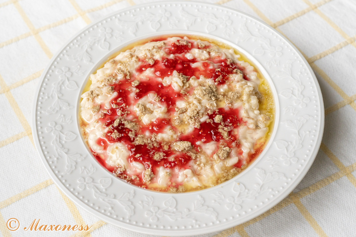 Рисовая каша с малиновым вареньем и халвой