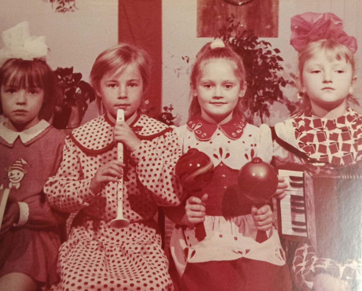 Та самая фотография с аккордеоном...  Девочка слева, мой подруга Лена, проиграла ту битву, поэтому ей грустно, а я очень горда, что фотографируюсь с аккордеоном