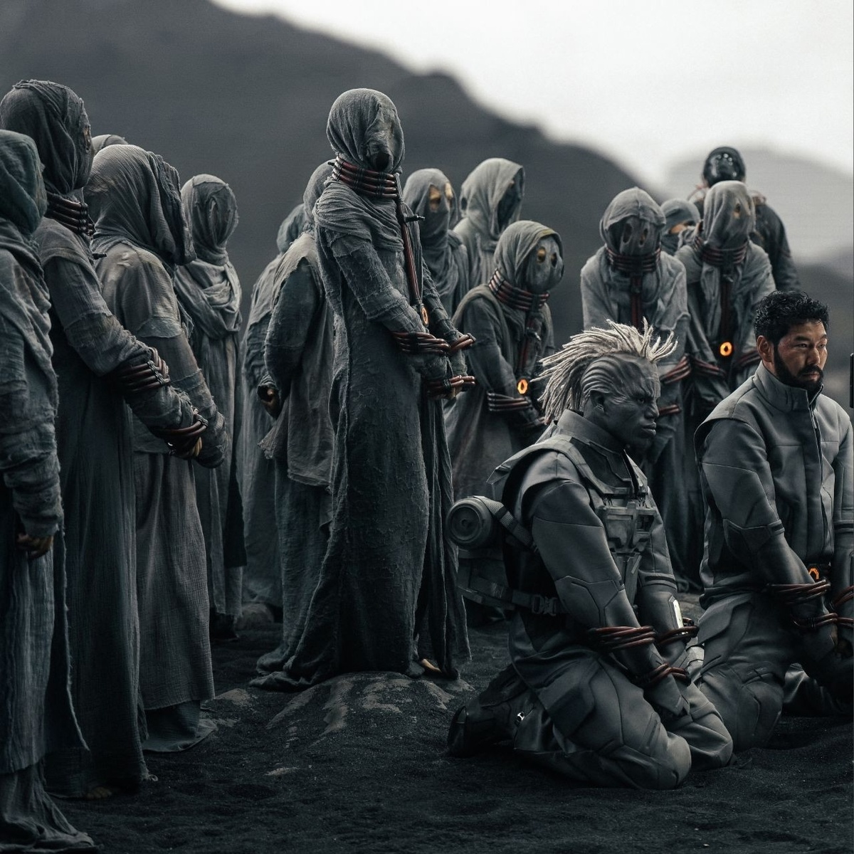 Захватывающий момент из «Полдня»: герои оказываются в плену у загадочного народа другой планеты. Атмосфера напряжения и уникальные костюмы - погружение в фантастику братьев Стругацких на новом уровне, (источник: vk.com)