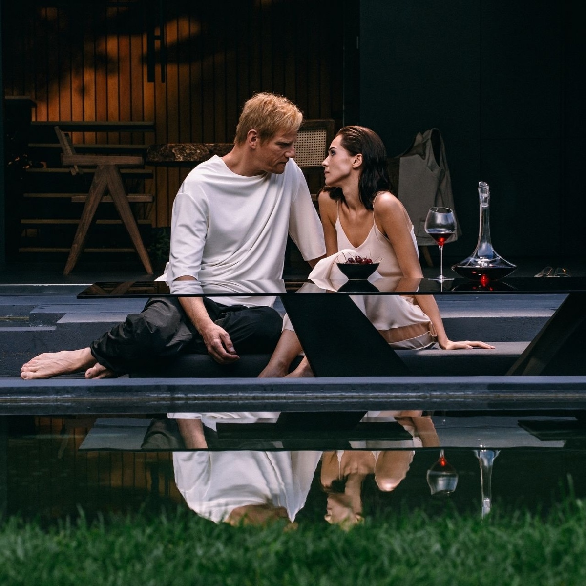 Лирический кадр из «Полдня»: прогрессоры делятся эмоциями и мыслями. Технологии будущего, тонкие отношения и атмосфера космической эпохи в центре сюжета сериала, (источник: vk.com)