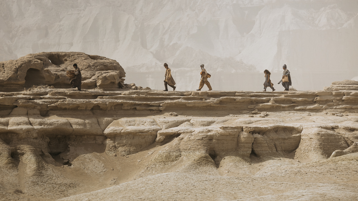 Путешествие по суровому миру Арканара: герои «Трудно быть богом» пересекают пустынные ландшафты, сталкиваясь с испытаниями и загадками инопланетной цивилизации. Захватывающий визуальный стиль сериала и атмосфера настоящей научной фантастики, (источник: vk.com)