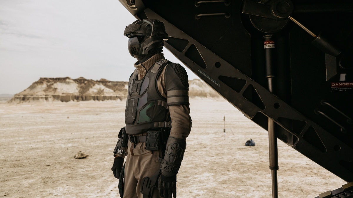 Герой в защитном костюме на фоне сурового ландшафта Арканара: научный наблюдатель, которому предстоит сделать сложный выбор на чужой планете. Современная визуализация смысла классической фантастики Стругацких., (источник: vk.com)