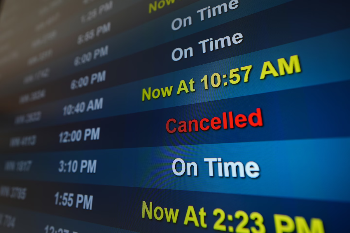 Табло в международном аэропорту Сан-Диего, суббота