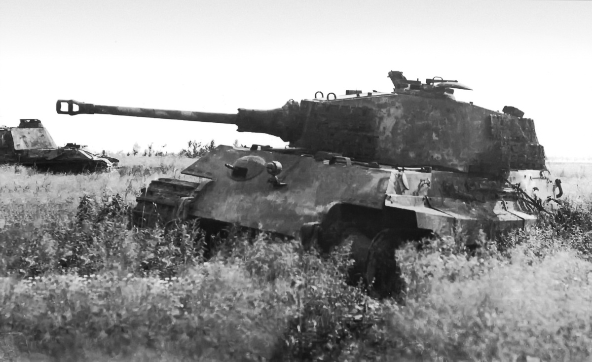 редкий кадр! Подбитый «Королевский тигр» №321 из состава 502-го ТТБ с орудием от танка «Пантера». Машина подорвалась на мине, затем советские солдаты добили её из трофейного фаустпатрона. Пробоины от фауспатрона не видно, а отсутствие порванной взрывом мины левой гусеницы видно хорошо. Район гор. Кюстрин (Германия), 28 марта 1945 года.