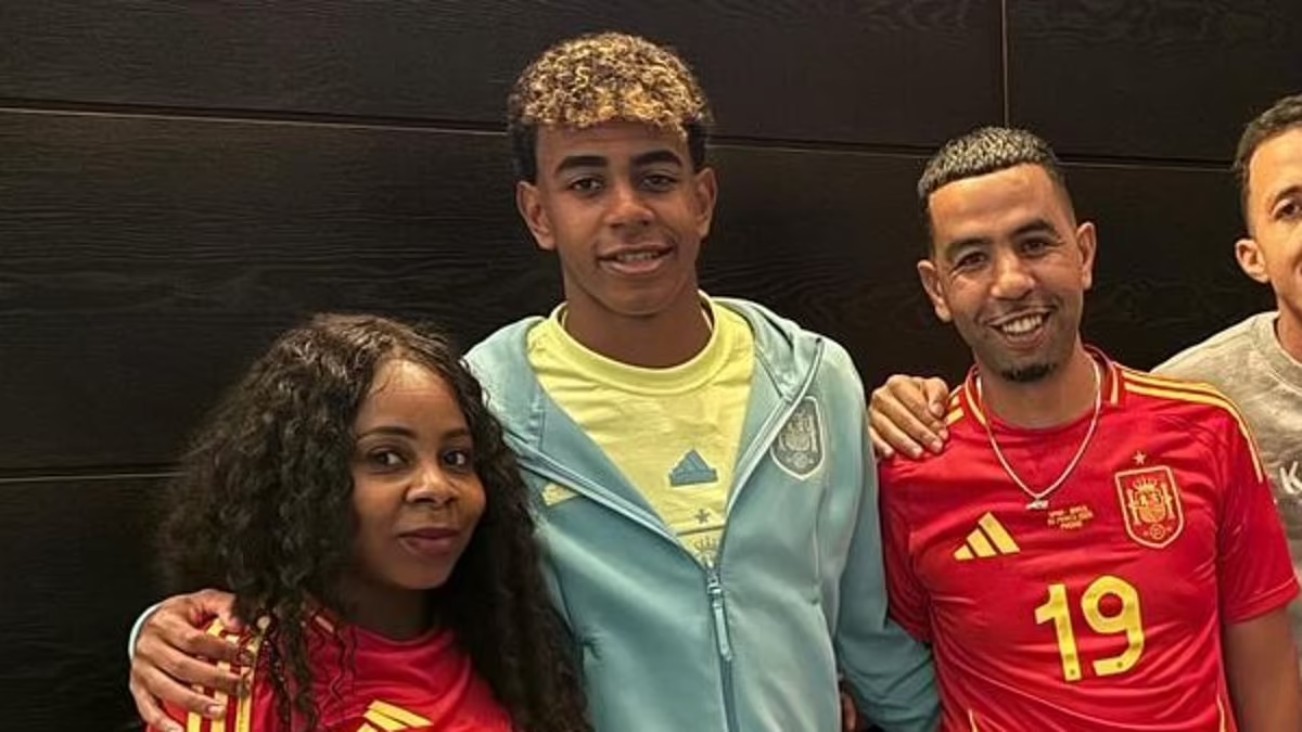 Ламин Ямаль с родителями