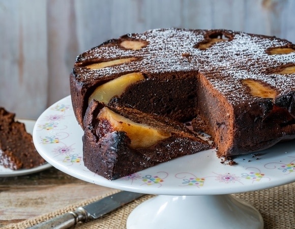 Не с яблоками, а с грушами: нашли рецепт "заменителя шарлотки" без грамма муки