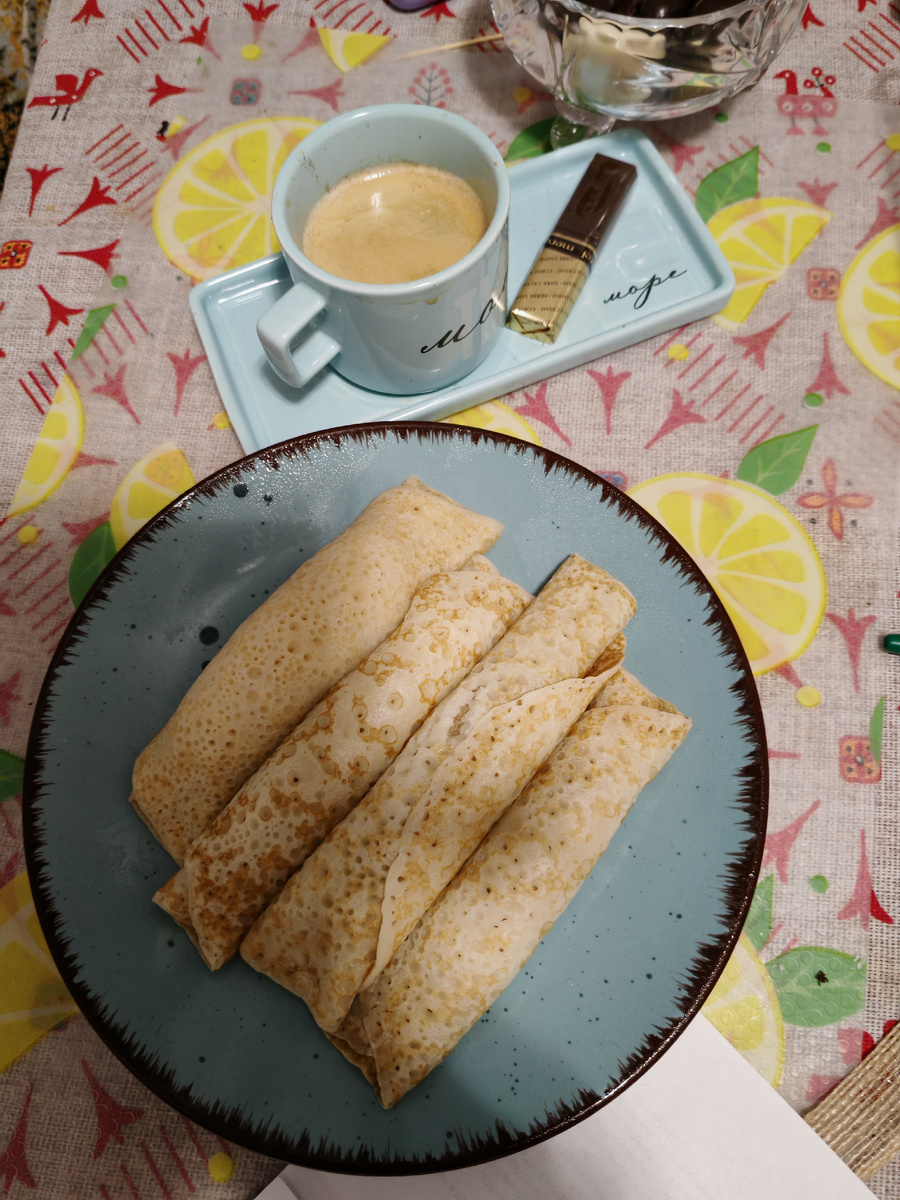 Блины не жарила, только разогрела в микроволновке. 