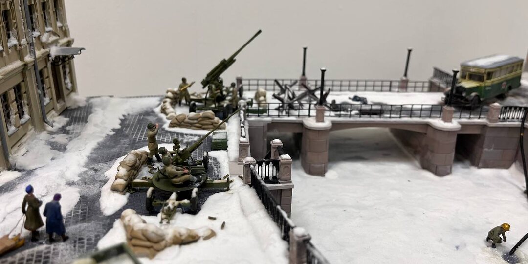 Вторая диорама посвящена блокаде Ленинграда, периоду немецкой оккупации и изоляции города, длившийся с 8 сентября 1941 года по 27 января