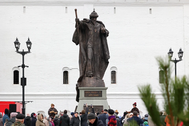 Памятник Ивану Грозному, убийце ее родителей, в Вологде. Из открытых источников