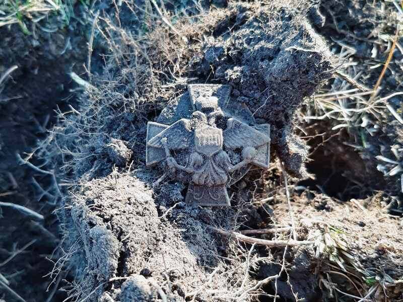 Из всего прошлого выезда, только одна находка удостоилась скромной фотосессии, да и то, после обеда, когда ветер перестал вырывать телефон из рук.