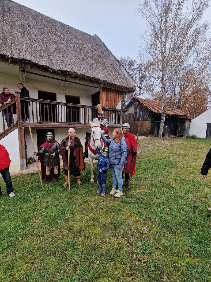 не могу написать фото автора, нас сфотографировала какая-то чешская пани на мой телефон, а до этого мы ее. Тут мы с Вовчиком рядом со святым Мартином и его свитой. Людей по краям обрезать не стала, иначе бы было хуже видно деревенские постройки