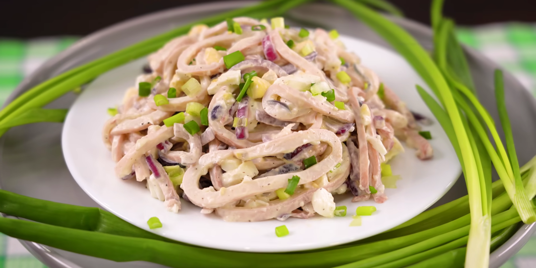 Вкусный и простой салат с кальмарами: на каждый день или на праздник