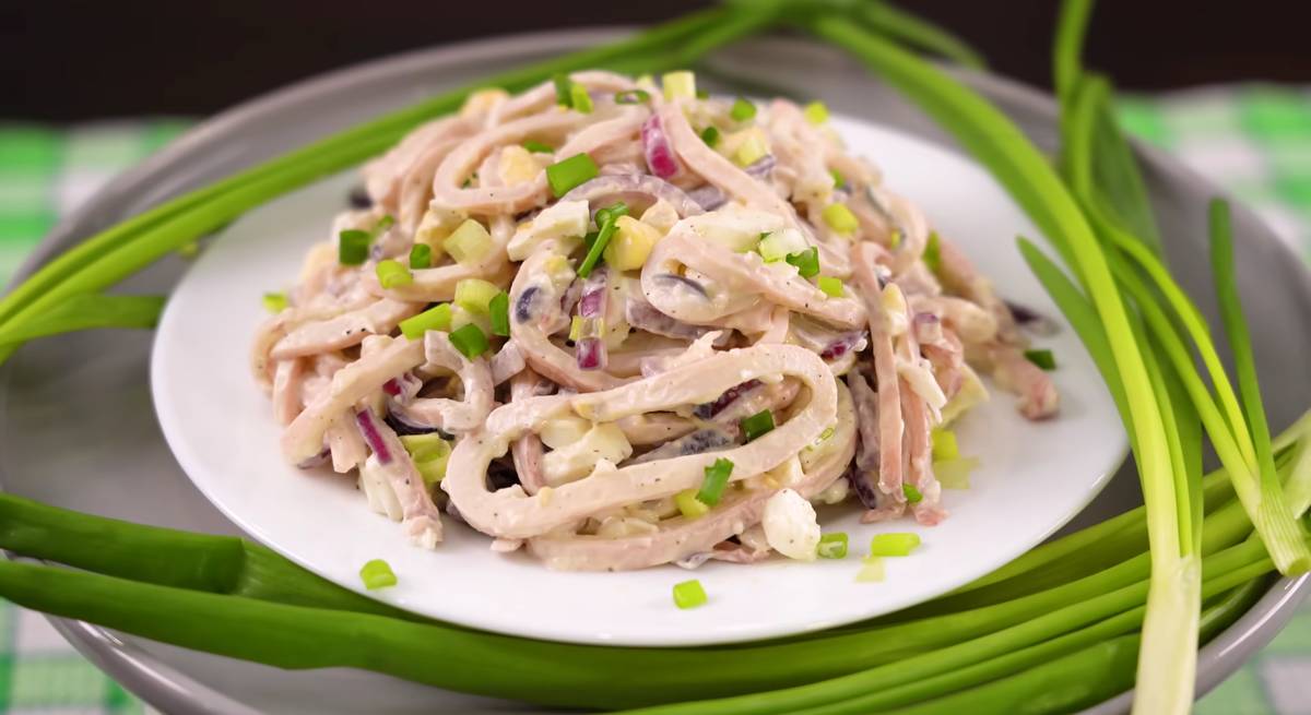 Салат с кальмарами