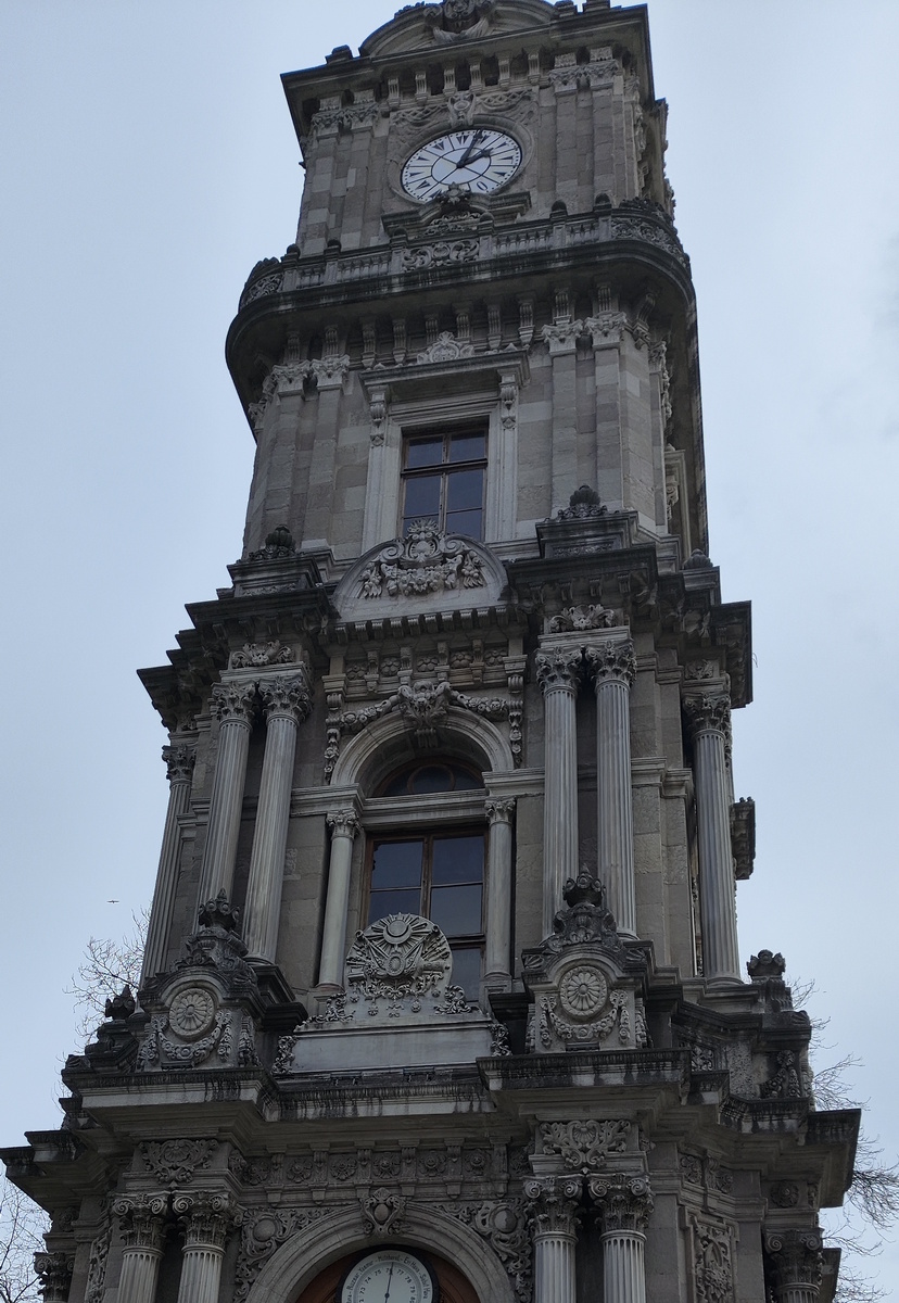 Часовая башня Долмабахче