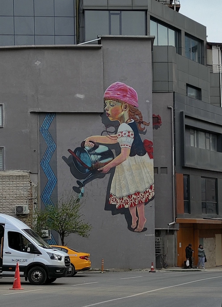 Очень милое граффити, на одной стороне девочка с лейкой…