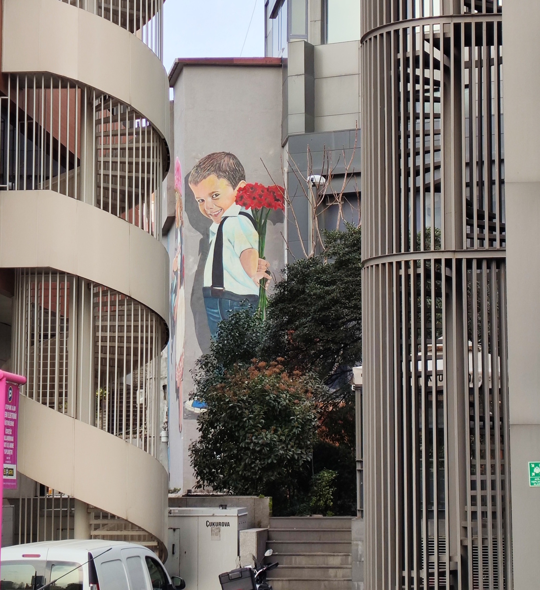 …а за углом мальчик, который стесняется подарить ей цветы