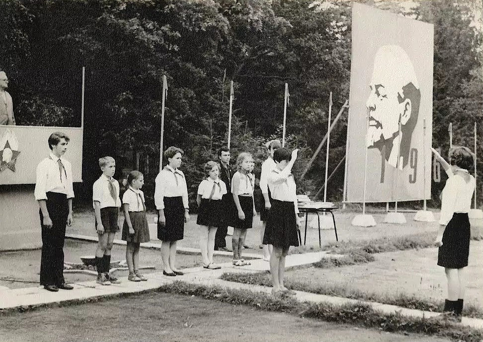 Нашла на сайте https://pastvu.com фото торжественной линейки в лагере «Электрон», но не могу утверждать, что это тот самый лагерь, куда я ездила на протяжении трёх лет в 1980-х