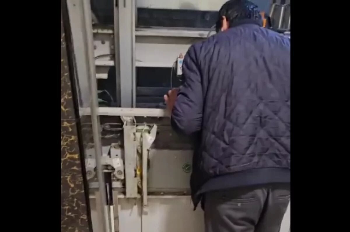    Лифт в Каспийске мог сломаться из-за того, что двери толкали изнутри