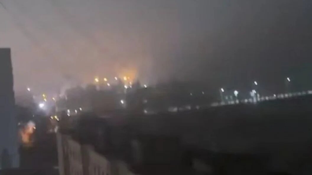    Местные жители опубликовали кадры зарева над городом. Фото: телеграм