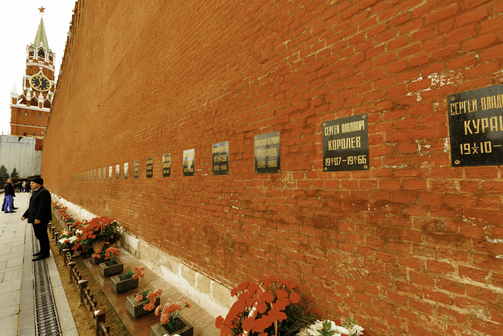 Кремлевский некрополь, захоранения в Кремлевской стене