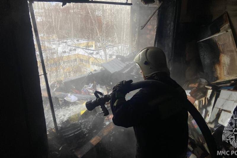    ГУ МЧС по Свердловской области / Пожарный тушит огонь