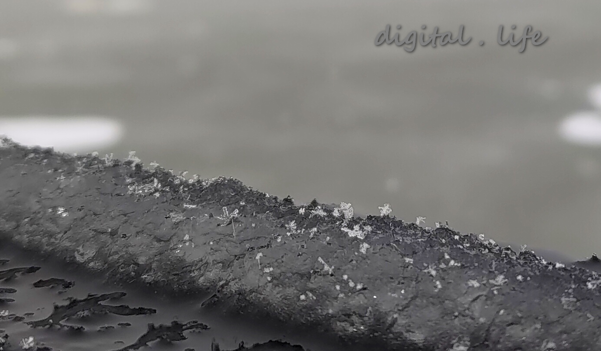 Снежно-ледяная масса на перилах набережной. Фото автора.