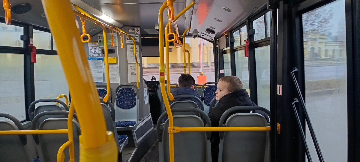 Когда автобус пустой, можно вот так..