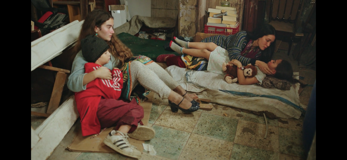 Стоп кадр из сериала «Беззащитные»