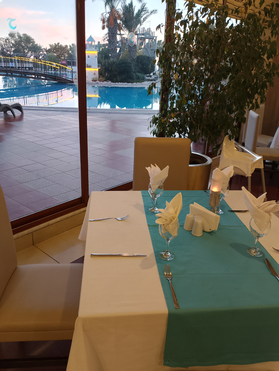 Любимый столик центрального ресторана Hotel Turan Prince