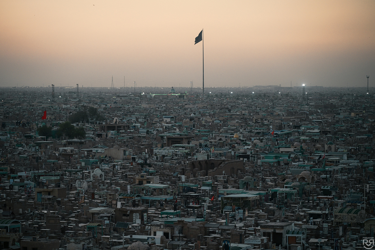 Крупнейшее в мире кладбище Вади ас-Салам, на котором похоронено около 8 млн. человек. Считается, что похороненные здесь люди воскреснут из мертвых первыми. Захоронения на кладбище продолжаются в течение 1400 лет. {Ирак. Фото: М. Рябинин}