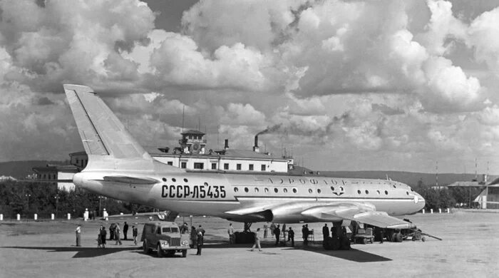 Ту-104 в аэропорту Владивостока «Озерные ключи»