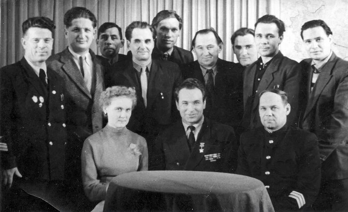 На фото А. Вергуна: 1 ряд: Е. Симановская, П. Михайлов, член экипажа; 2 ряд: член экипажа, Л. Зыбалов, К. Селезнев, В. Ткачев, В. Ромашов, В. Сиротюк, С. Левин, А. Масленников