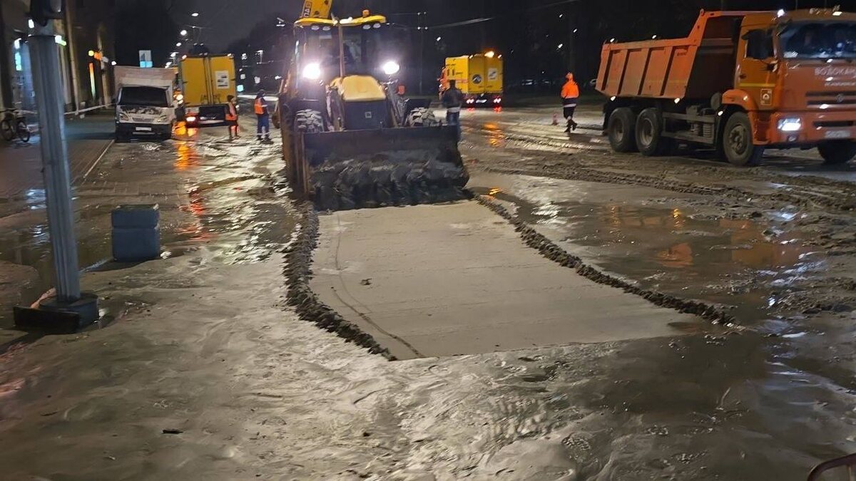    Провал асфальта на проспекте Энгельса парализовал движение в Петербурге