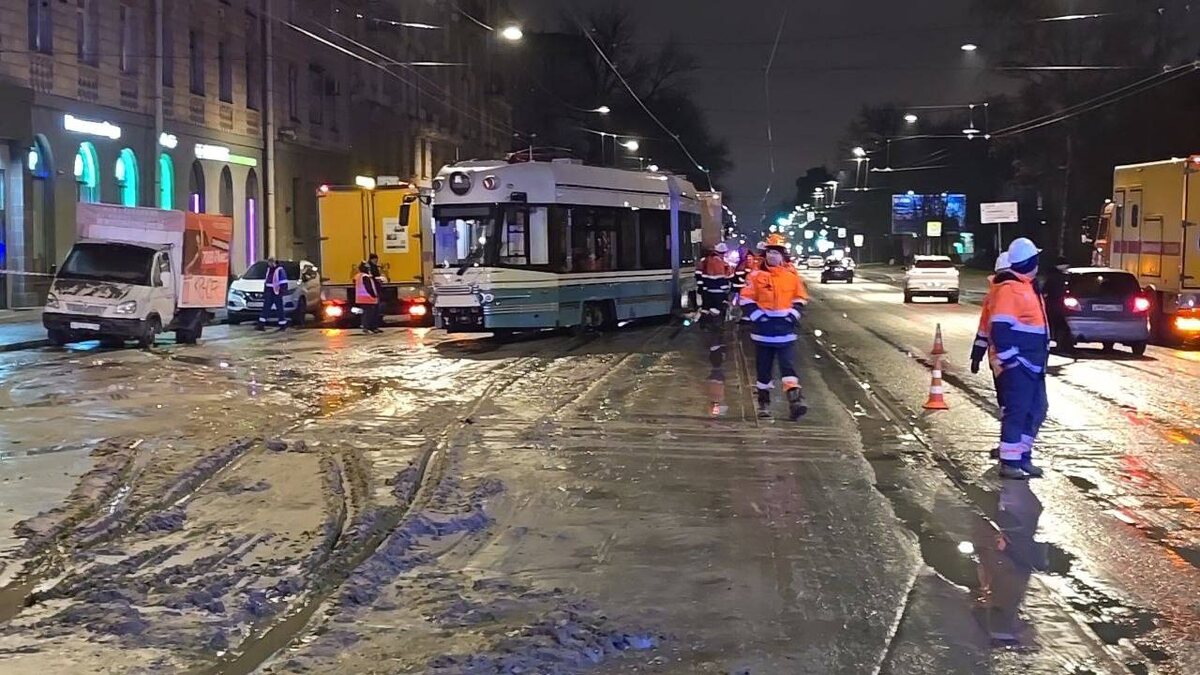    Провал асфальта на проспекте Энгельса парализовал движение в Петербурге