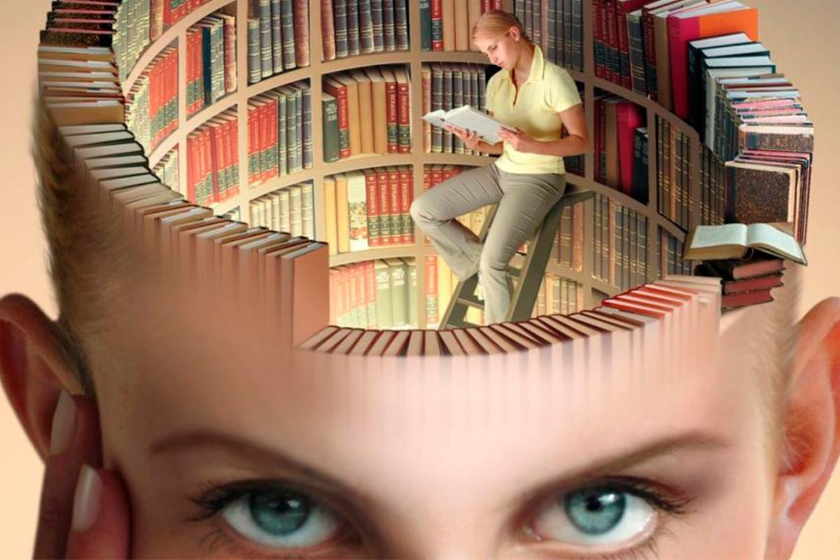 Ваше сознание — это сундук с картами. Тут — «Диплом престижного вуза», там — «Пятилетний план развития», рядом — «Идеальный маршрут к успеху». Вы изучаете их при свете ночника, поправляете линии, подписывайте легенды.

Но настоящая территория вашей жизни — за пределами этих пергаментов. Она не помещается в клеточки координат. Ее рельеф постоянно меняется. Здесь нет предсказуемых дорог — только зовящие горизонты.

Парадокс в том, что настоящие открытия совершаются именно там, где заканчиваются все карты.

Как стать первооткрывателем собственной жизни:

Разрешите картам пожелтеть. Перестаньте постоянно сверяться с чужими маршрутами. Ваш путь уникален — он не может быть полностью нанесен на карту заранее. Доверьтесь компасу своей интуиции.

Сделайте первый шаг в «белое пятно». Туда, где нет гарантий. Где не ступала нога ваших предшественников. Где вас ждет не инструкция, а чистое переживание. Именно там рождается подлинный опыт.

Начните рисовать свою карту по ходу движения. Записывайте не высоты гор, а восторг восхождения. Отмечайте не глубины океанов, а вкус свободы. Ваша карта должна быть не техническим документом, а поэмой о путешествии.

Самая ценная карта та, которую вы нарисуете сами — с пометками «здесь я был счастлив», «здесь я нашел себя», «здесь я обрел смелость». Ее нельзя потерять, потому что она — это вы.