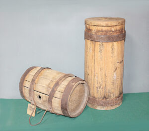 Бочонок под воду и маслобойка, начало ХХ века. / ФОТО из фондов Старочеркасского музея-заповедника Администратор  📷
