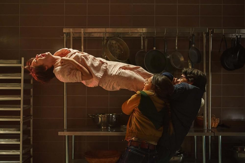 Кадр из фильма «Black Phone 2». Режиссер: Скотт Дерриксон. Производство: Blumhouse Productions, Canadian Film or Video Production Tax Credit (CPTC), Crooked Highway, Ontario Creates, Universal Pictures