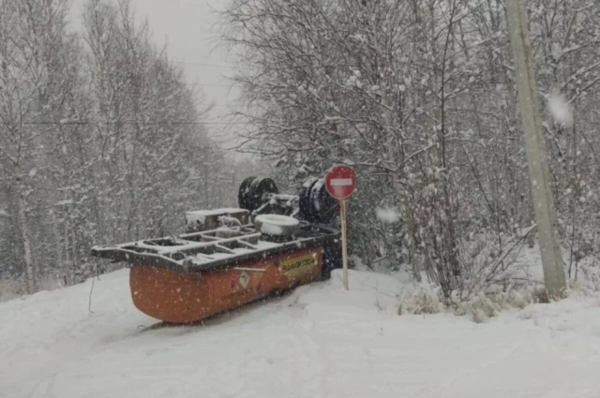    Бензовоз с 9300 литрами бензина опрокинулся в Бурятии