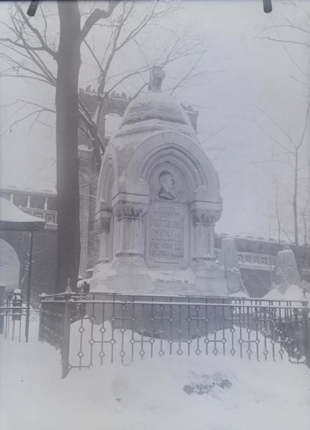 Неизвестный фотограф. Надгробие Киселева Павла Дмитриевича (1788-1872). Памятник в виде часовни. 1936 г.