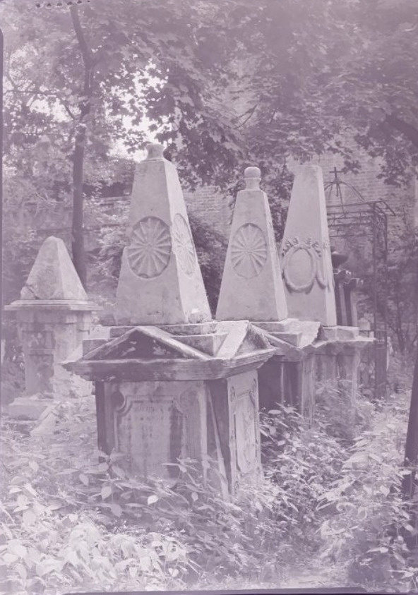 Фотограф: Александров А.А. Надгробия священника Александра Михайловича (ум. 1800), за ним — дьякона Василия Гавриловича и протодьякона Михаила Алексеевича. Июнь, 1961 год