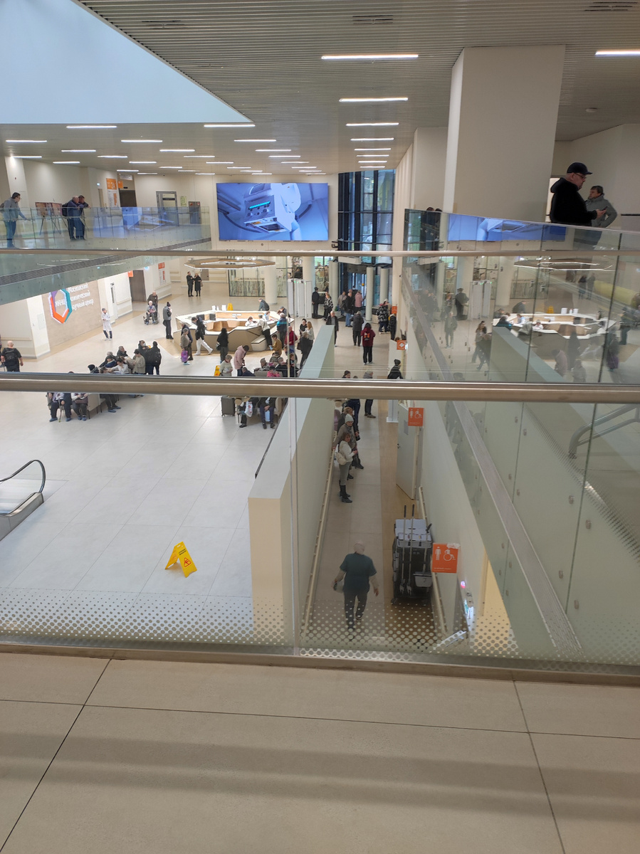 Так выглядит вид со 2 этажа на центральный вход в Логинова.