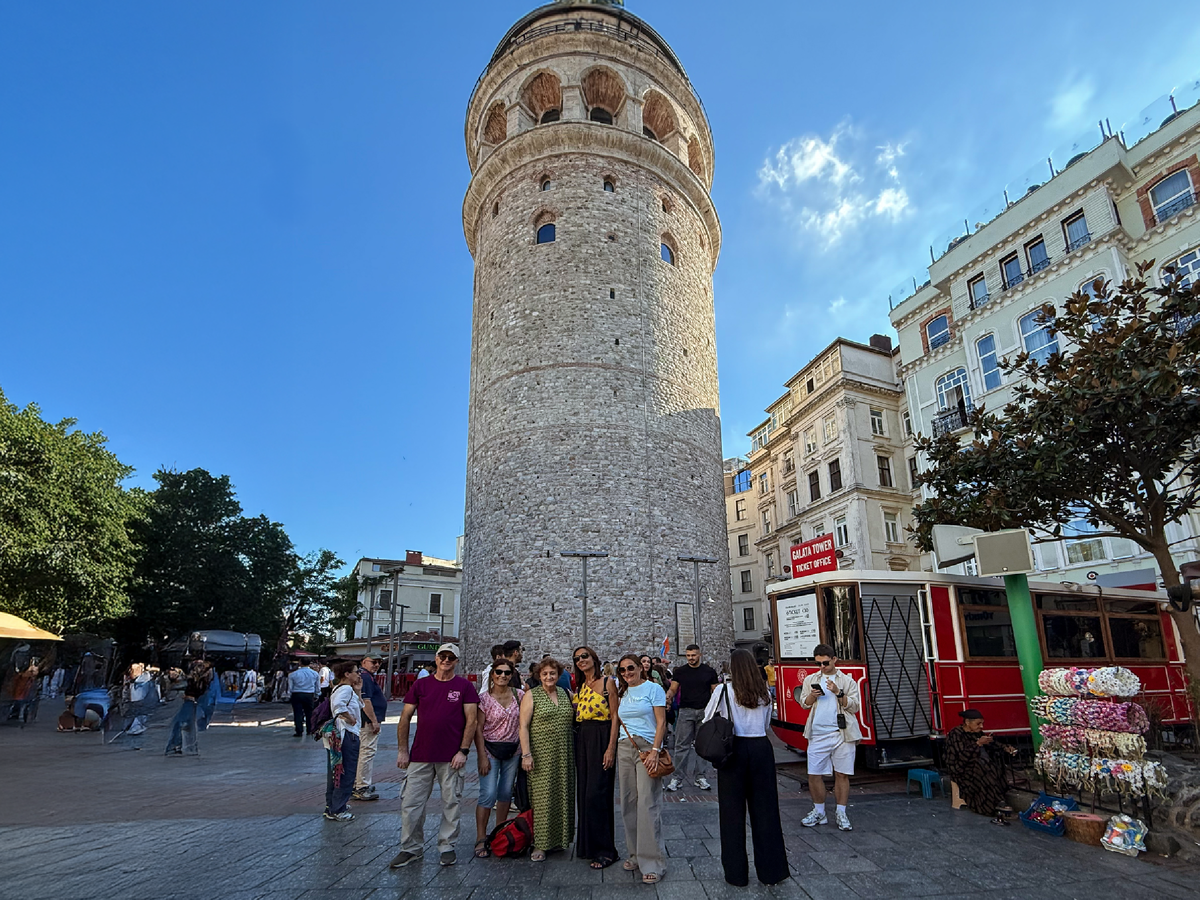 Редкий кадр у Галатской башни, когда тут практически безлюдно