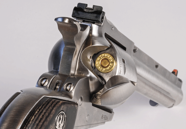 Для блокировки затворной рамы в Super Blackhawk Hunter применяется защелка на барабане. Это позволяет заряжать и разряжать оружие даже при опущенном курке и открытой затворной раме.