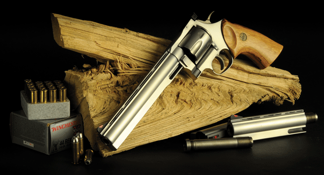 Впервые взяв в руки револьвер Dan Wesson, я посмотрел на него и положил обратно. Для меня, привыкшего к классическим моделям, выпуклая гайка на стволе казалась некрасивой. Но я признал, что идея интересна: одно оружие со стволами разной длины.