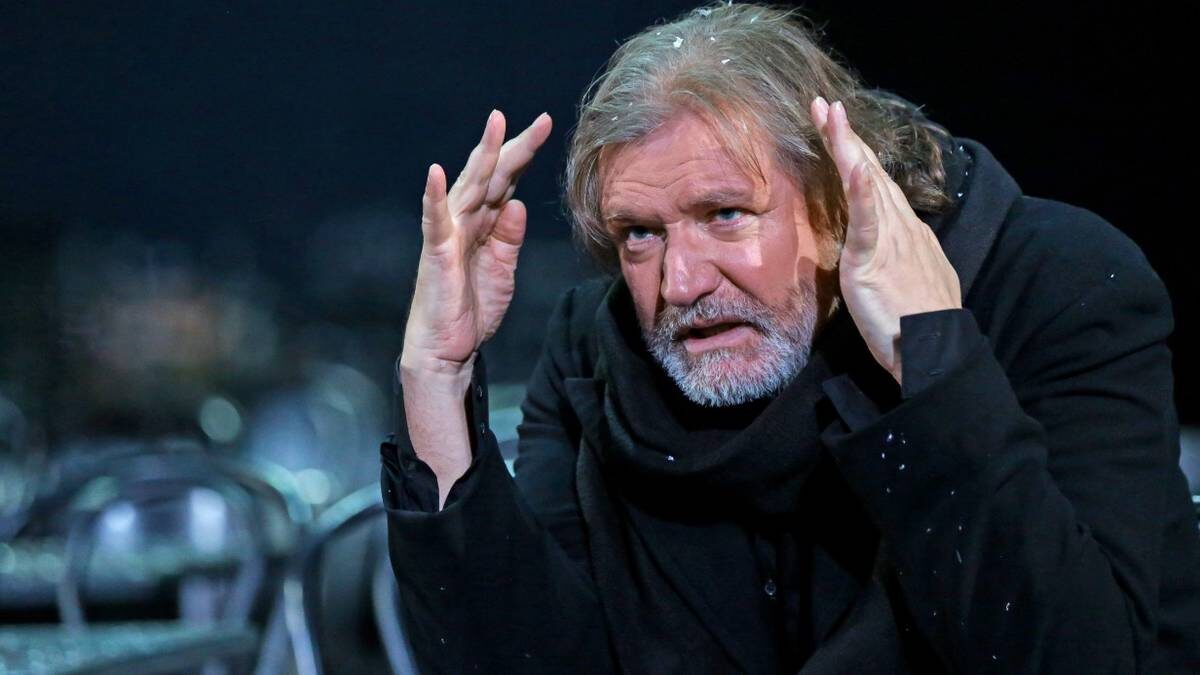     Актер Владимир Симонов (Минетти) на показе отрывков премьерного спектакля Минетти (2015) / Фото: ТАСС / Артем Геодакян